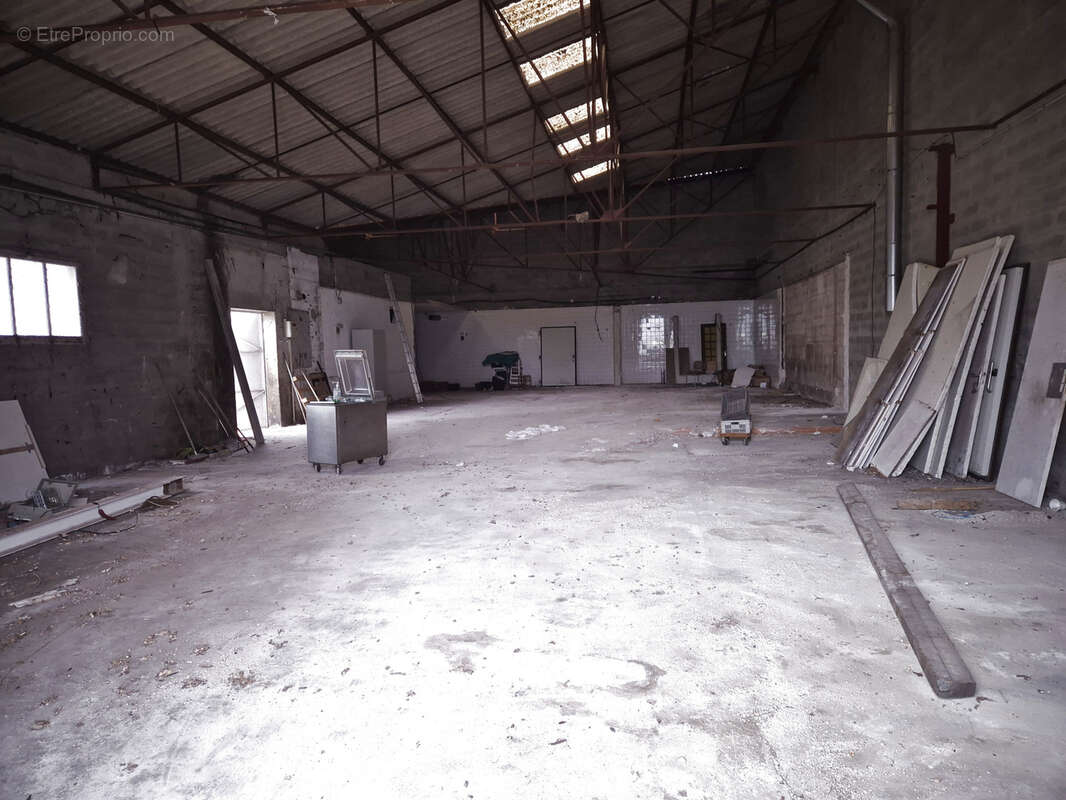 Bâtiment industriel à vendre   Alès • ±660 m2 sur terrain clos 1 389 m2 - photo 8