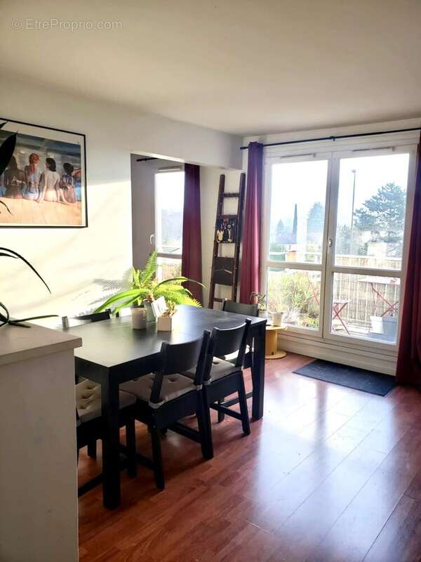 Appartement à COMBS-LA-VILLE