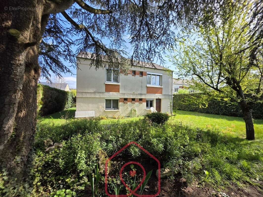 Maison à SAINT-JEAN-DE-LA-RUELLE