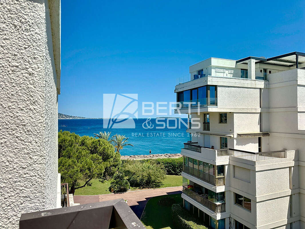 Exclusivité - mandelieu front de mer  - studio alcove transformable en 2 pieces - vue mer - garage et cave ! - photo 3