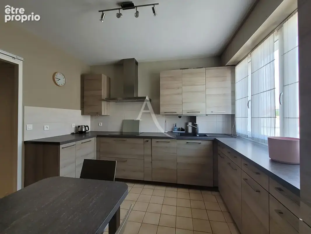LA ROCHELLE - Quartier La Genette  Appartement T4 avec balcon, ascenseur, stationnement et grenier - photo 5