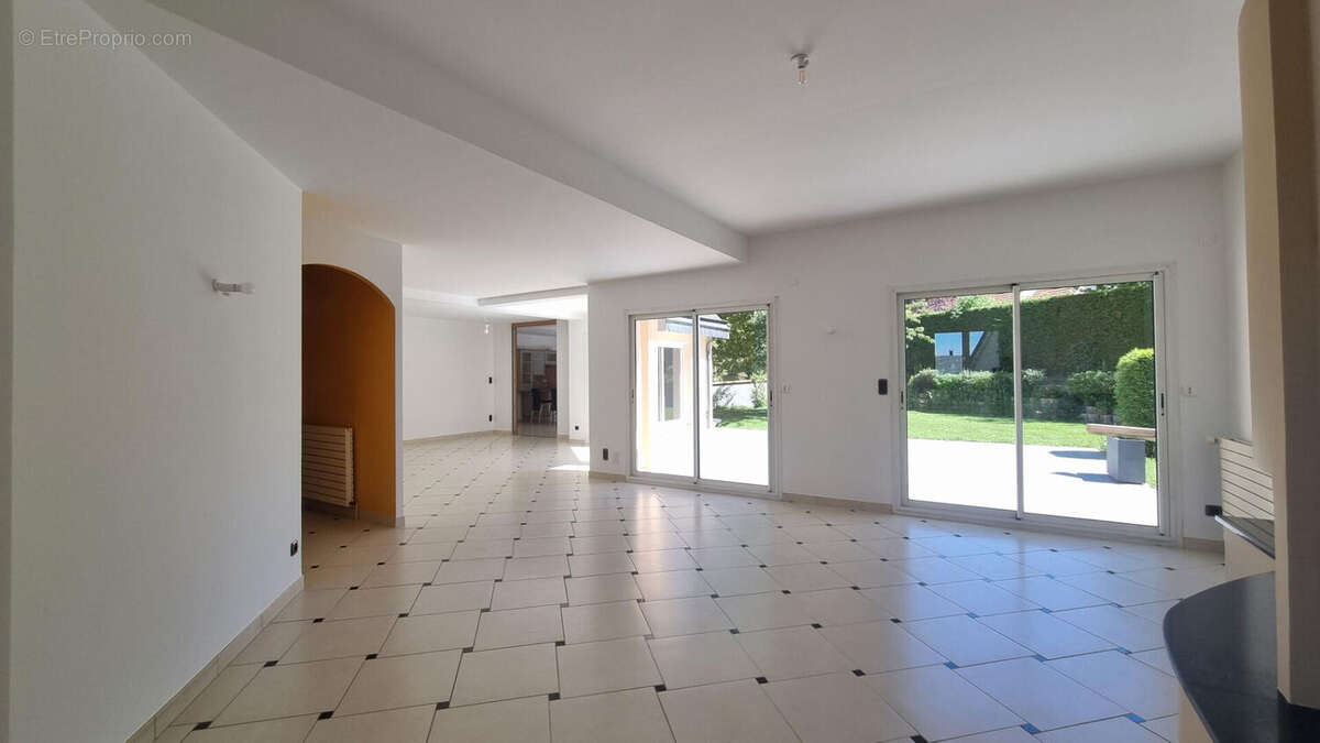 Maison à LE MESNIL-ESNARD