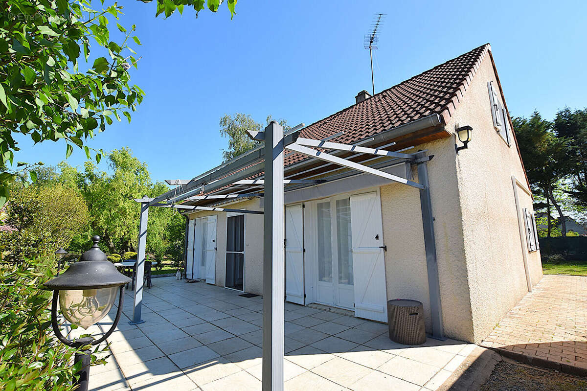 Maison à SAINT-REMY-EN-ROLLAT