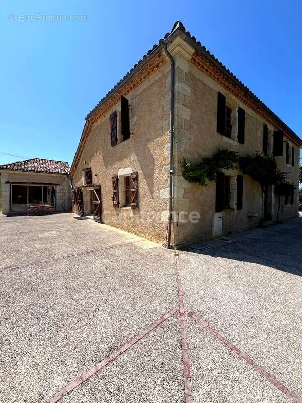 Jolie maison de campagne (320 m2, 9 pièces, 5 chambres) à vendre, sur terrain de 8500 m2, à dix minutes d'Auch (32) - photo 4