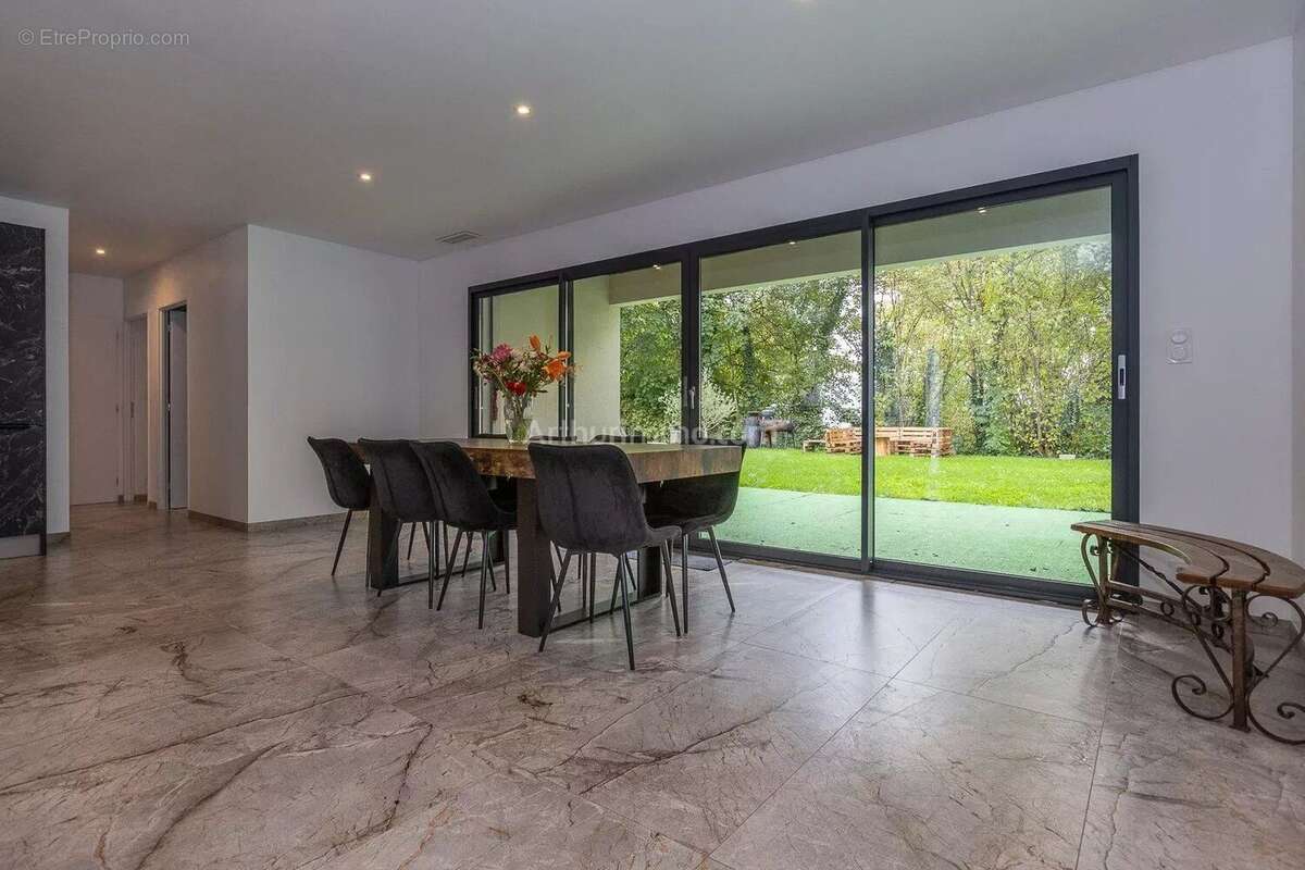 Maison à SAINT-VICTOR-DE-MORESTEL