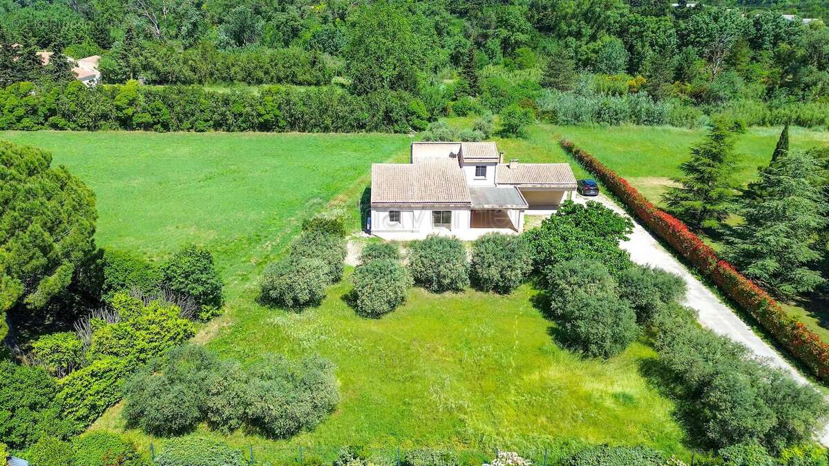 Maison T5 de 175m2  - 2 garages - 3000m2 de terrain - 84300 Cavaillon n°2 - Maison à CAVAILLON