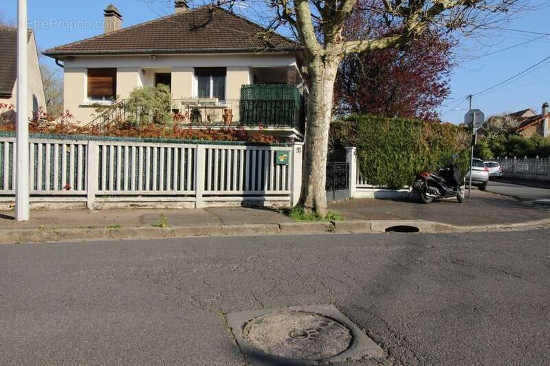 Maison à SAINTE-GENEVIEVE-DES-BOIS