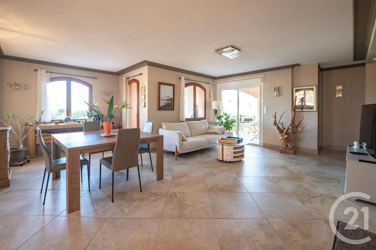 Maison à BORMES-LES-MIMOSAS