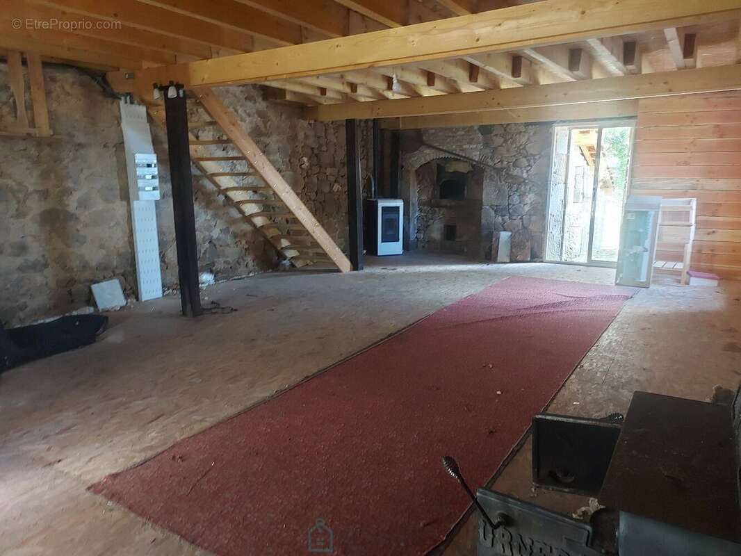 Maison à SAINT-BARTHELEMY-DE-BUSSIERE