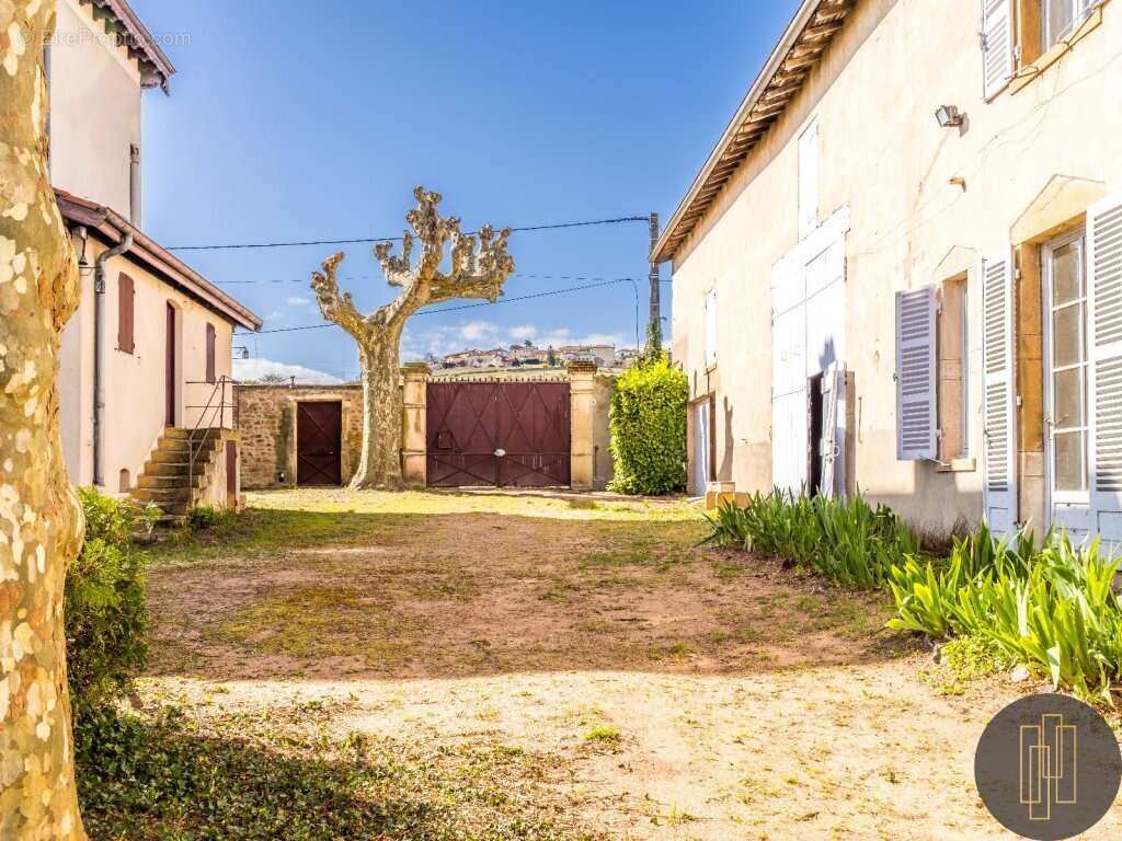 Maison à SAINT-ETIENNE-LA-VARENNE