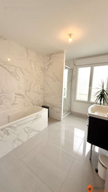 Maison à CONDE-SAINTE-LIBIAIRE