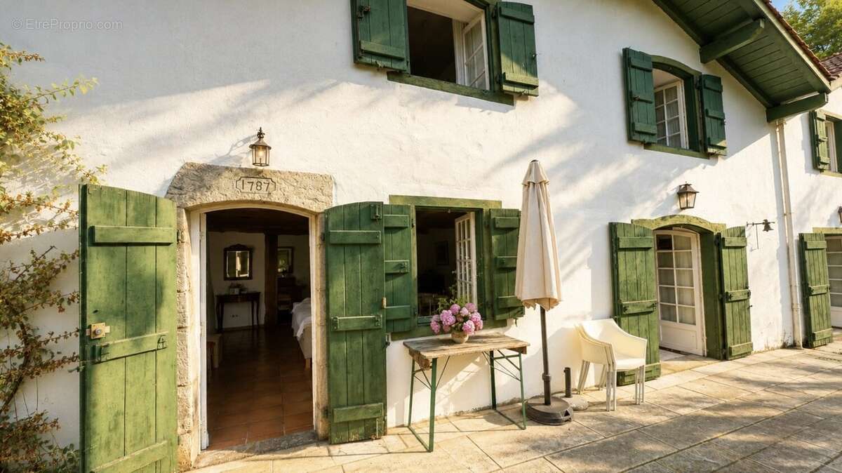 Maison de caractère du XVIIIe siècle rénovée  402 m² habitables  9 chambres  Terrain de 2 215 m²  Urt - photo 3