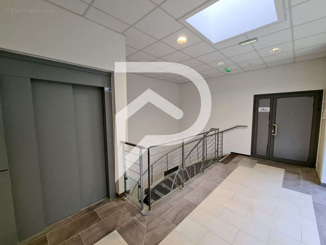 Local de 148 m² aménagé en bureaux centre Orthez - photo 10
