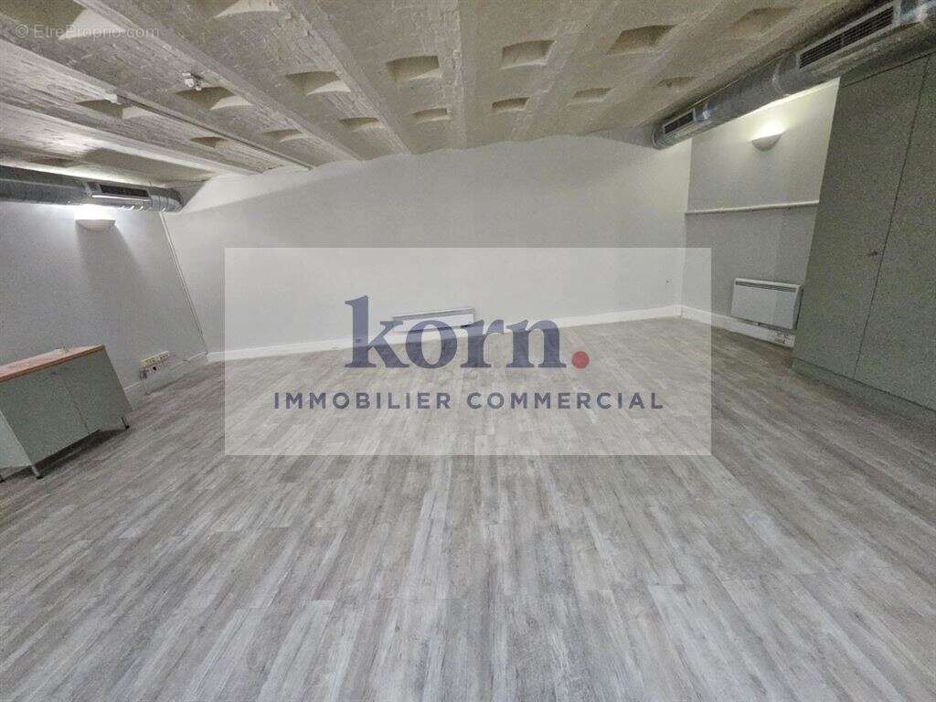 Commerce à PARIS-8E