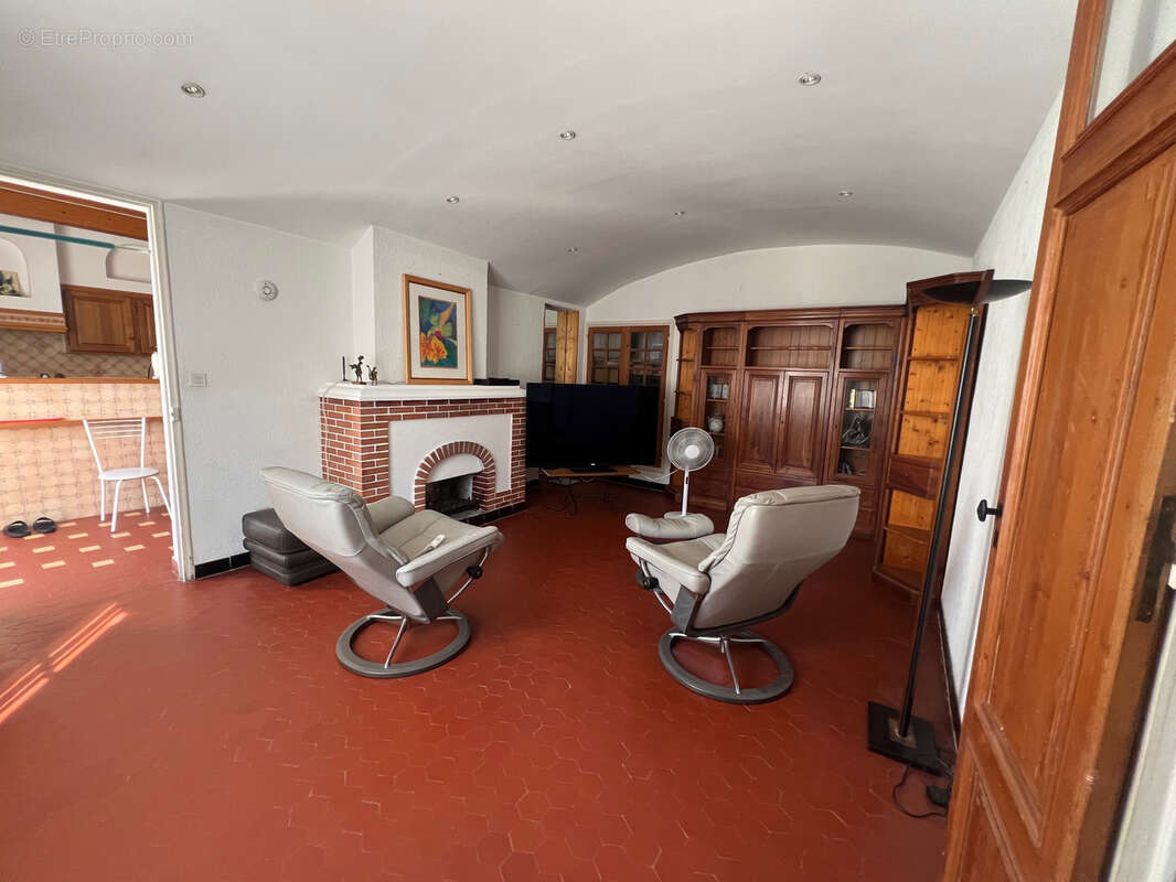 Appartement à LE REVEST-LES-EAUX