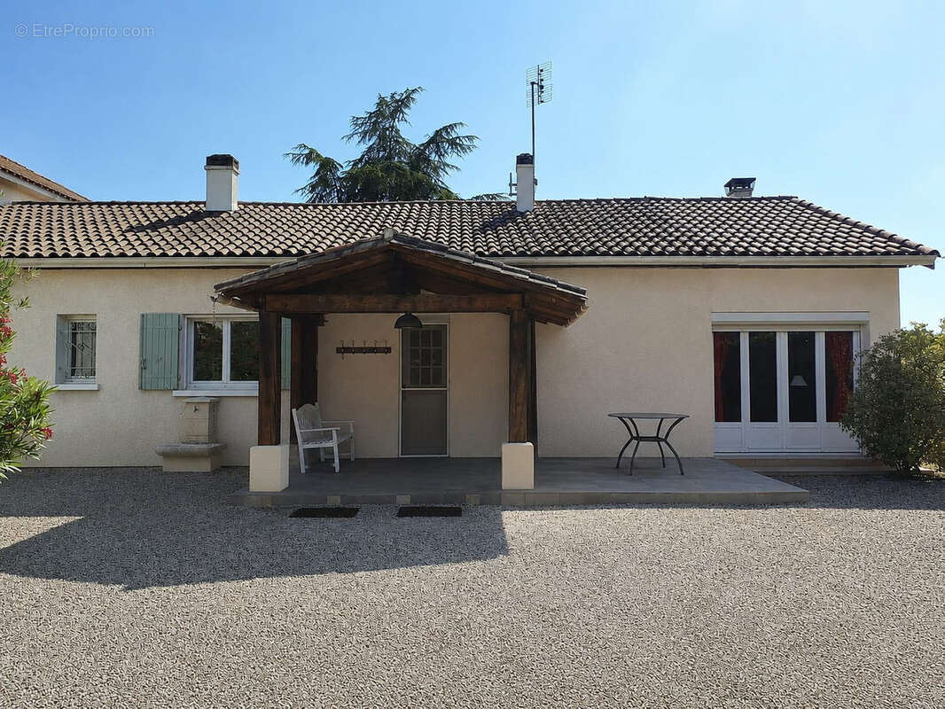 Belle maison familiale de 159 m2 avec piscine sur une parcelle arborée de 2 363 m2 - photo 3