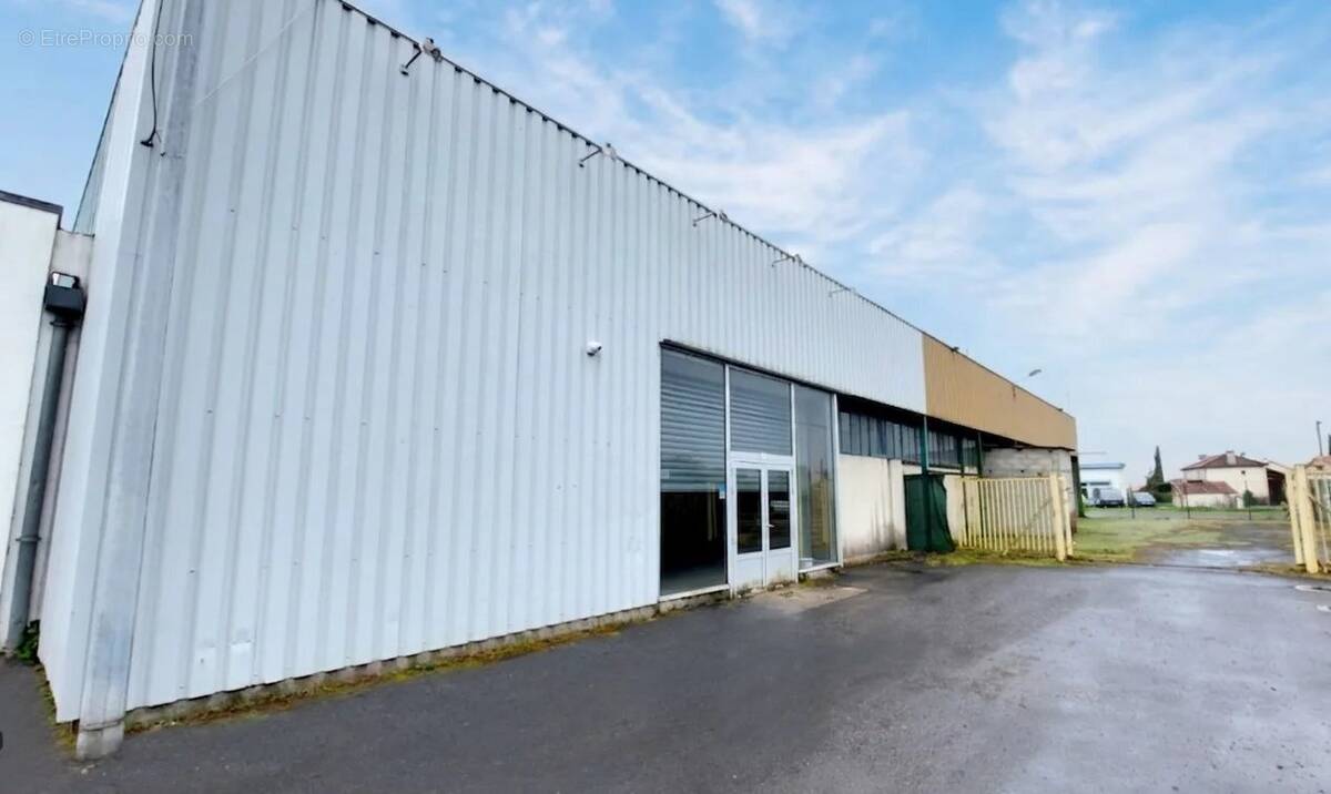 Commerce à LUSSAC-LES-CHATEAUX