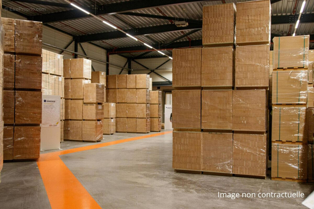 Espaces de stockage avec porte sectionnelle et belle hauteur  - Commerce à ARGONAY