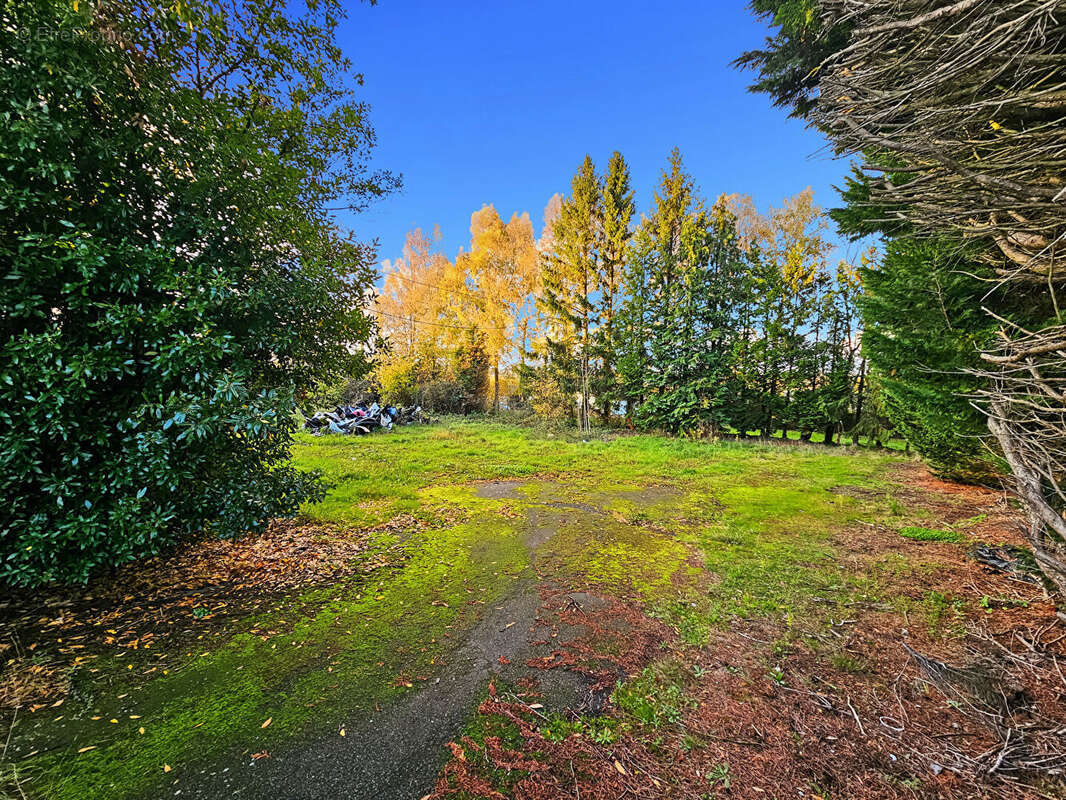Parking à BAZOUGES-LA-PEROUSE