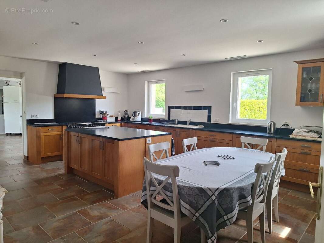 Maison 250 m² à Sainte-Severe  - photo 4