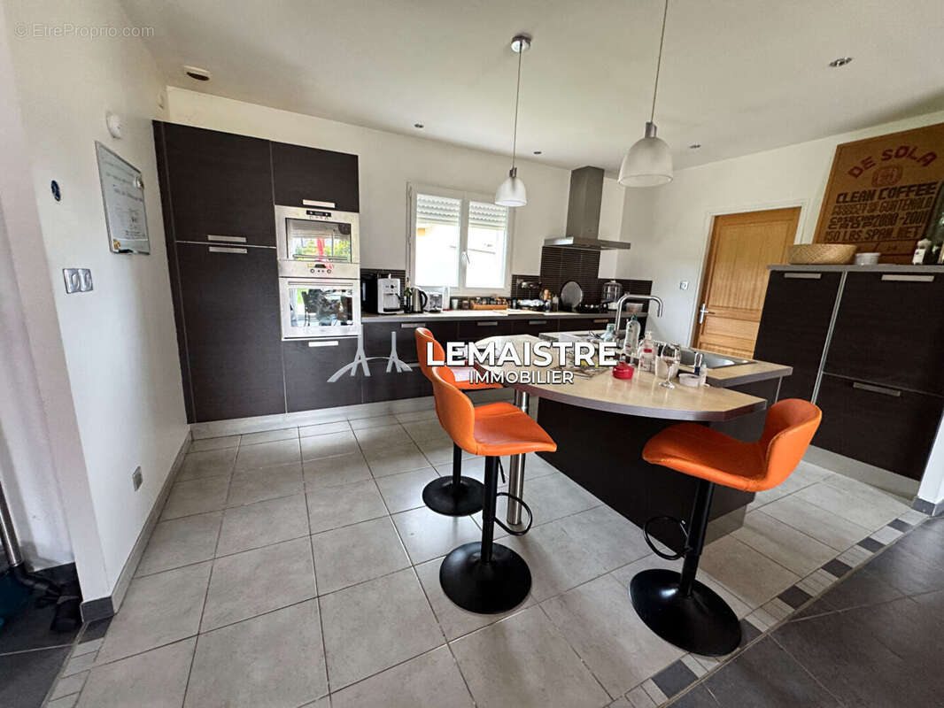 PROCHE GODERVILLE - Maison familiale 157 m² - Plain-pied - 4 garages - Terrain 2 000 m² - photo 4