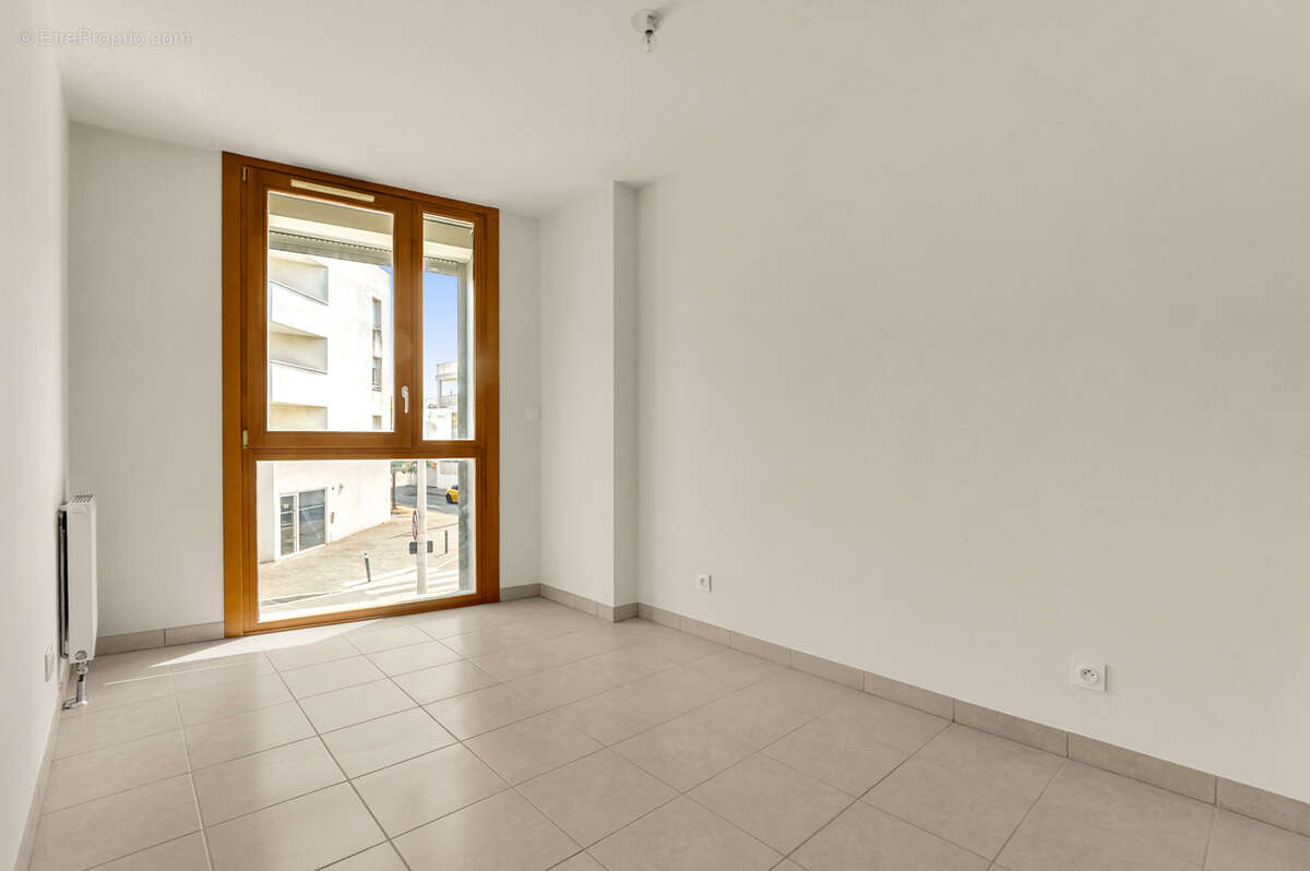 Exclusivité - t3 avec 2 parkings sécurisés. - photo 9