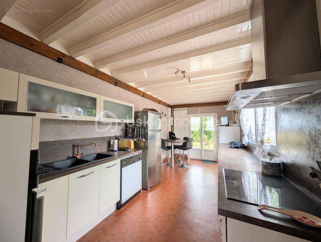 Demeure familiale de 171 m², dépendances et chapelle sur un parc de 5100 m² - photo 2
