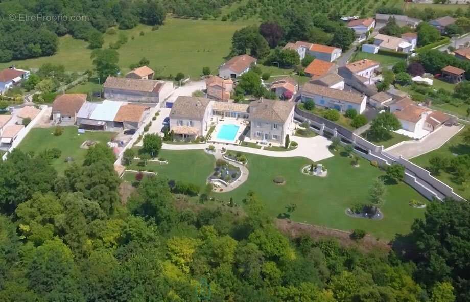 Propriete d'exception de 455 m² sur un terrain de 3 628 m² - photo 2
