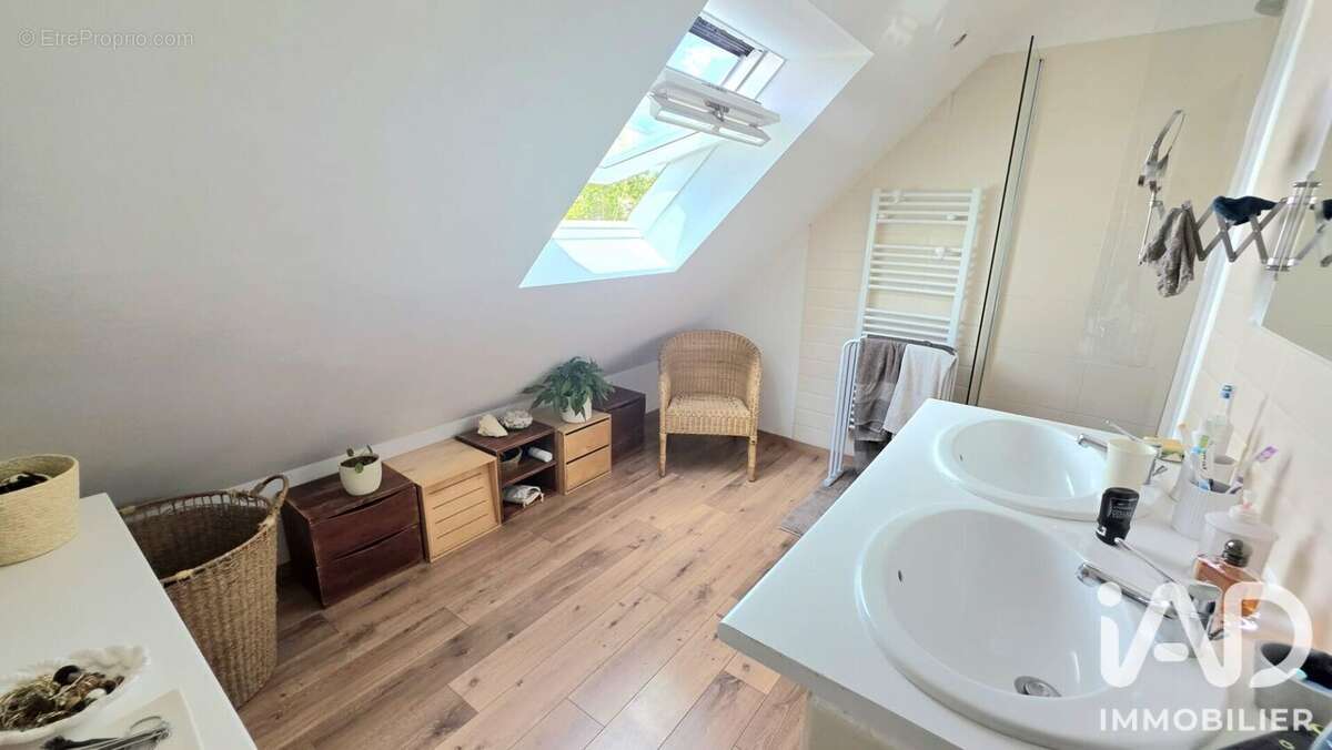 Maison 163 m² à Saint-Ave  - photo 9