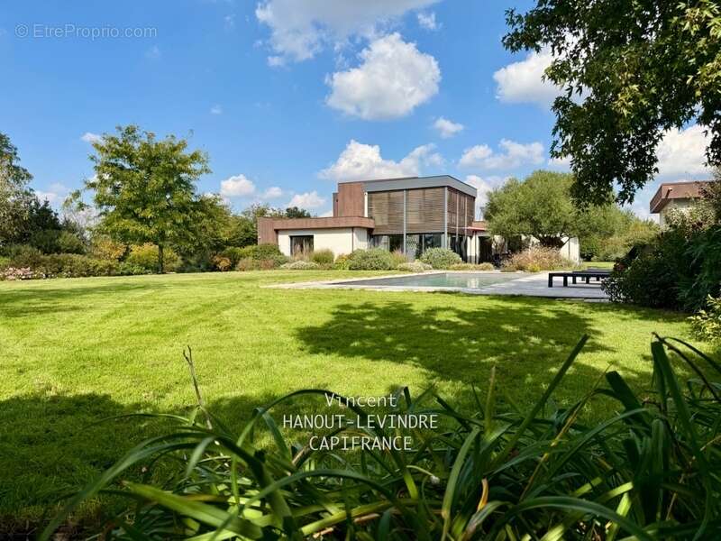 Maison à vendre 9 pièces BAZOGES EN PAILLERS (85) - photo 8