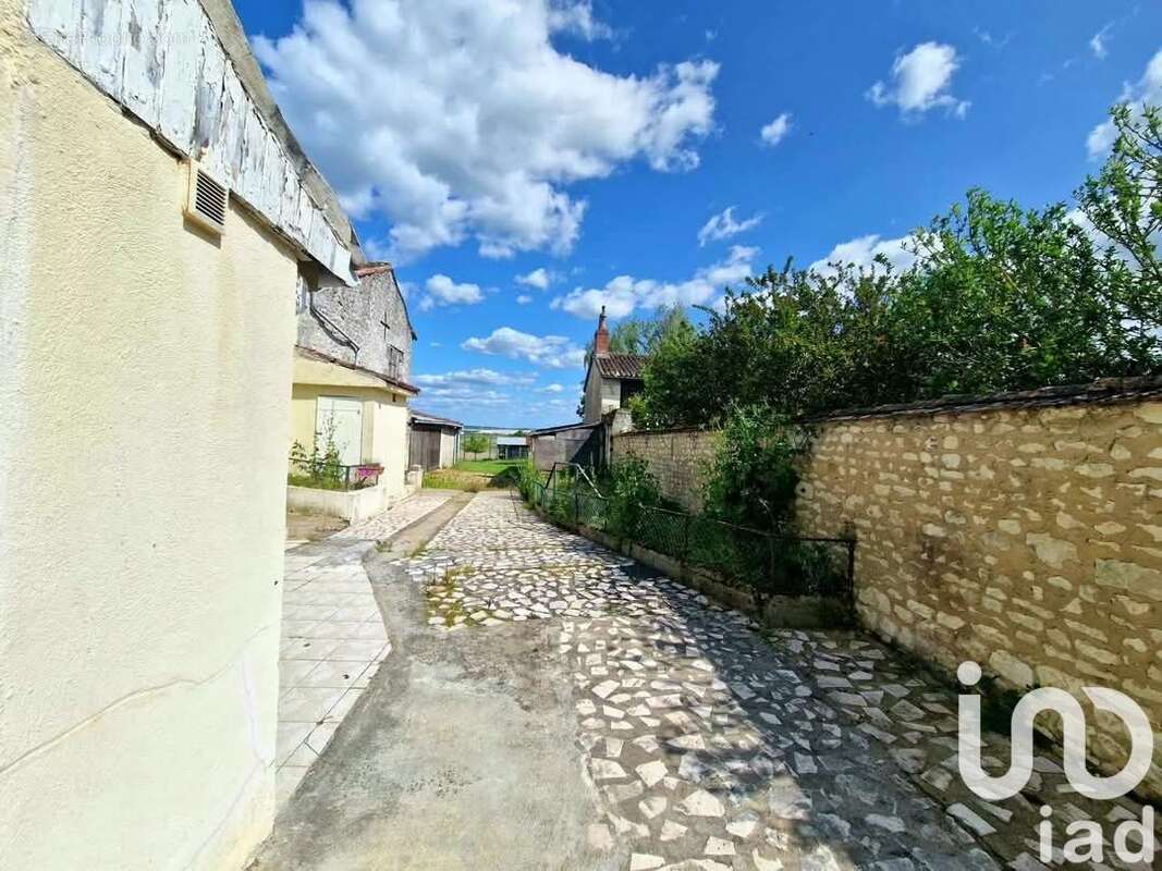 Photo 6 - Maison à FAYE-LA-VINEUSE