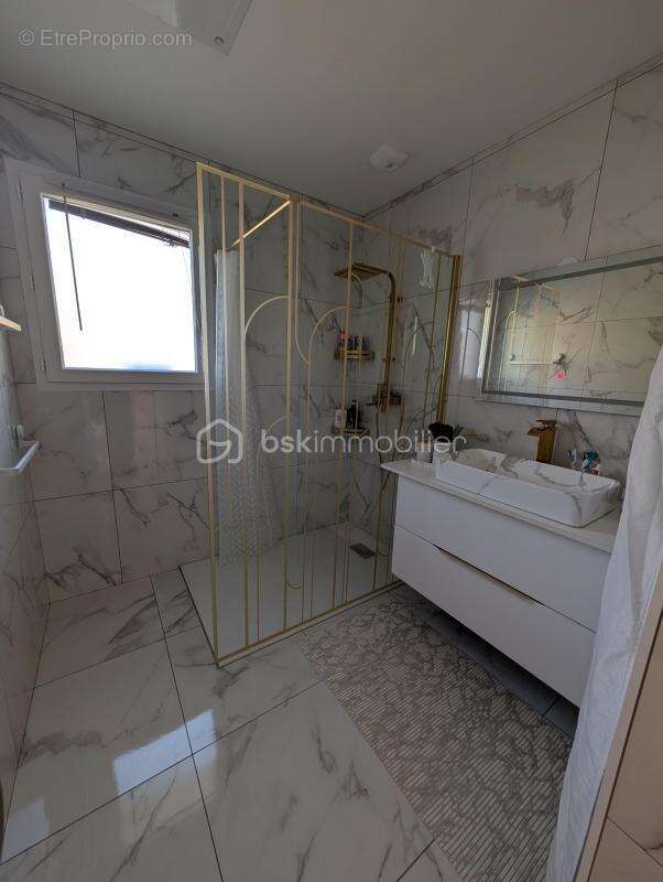 Maison à SAINT-YZAN-DE-SOUDIAC