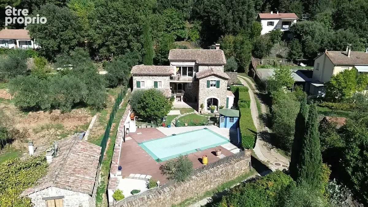 Mas rénové de 195m2 avec 1750m2 de terrain avec vue dégagée - photo 1