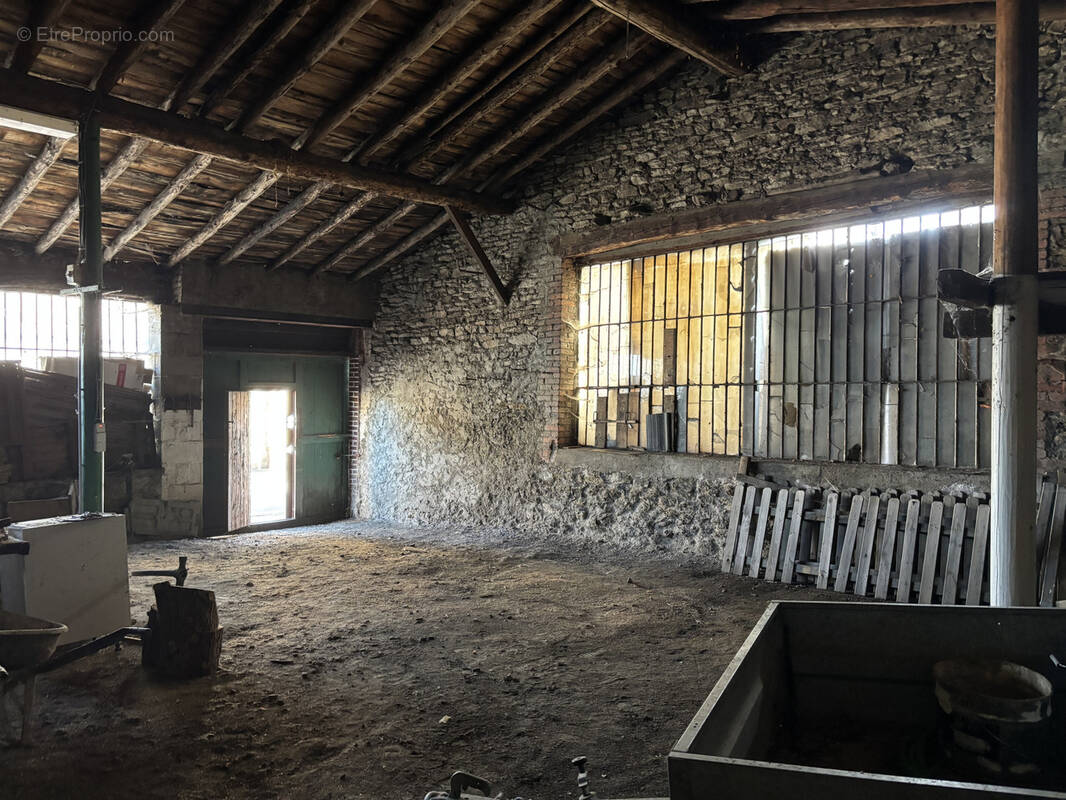 Parking à SAINT-GENEST-LERPT