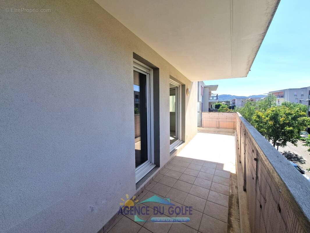 Type 2 récent avec grande terrasse et parking privé - photo 2