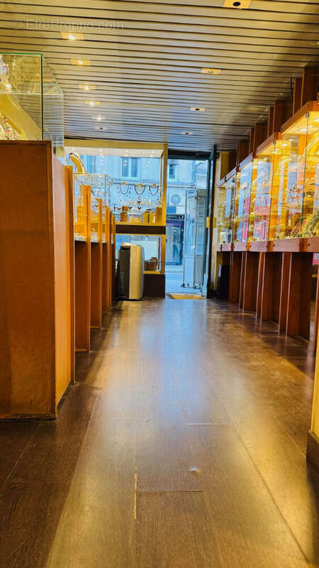 Commerce à PARIS-9E