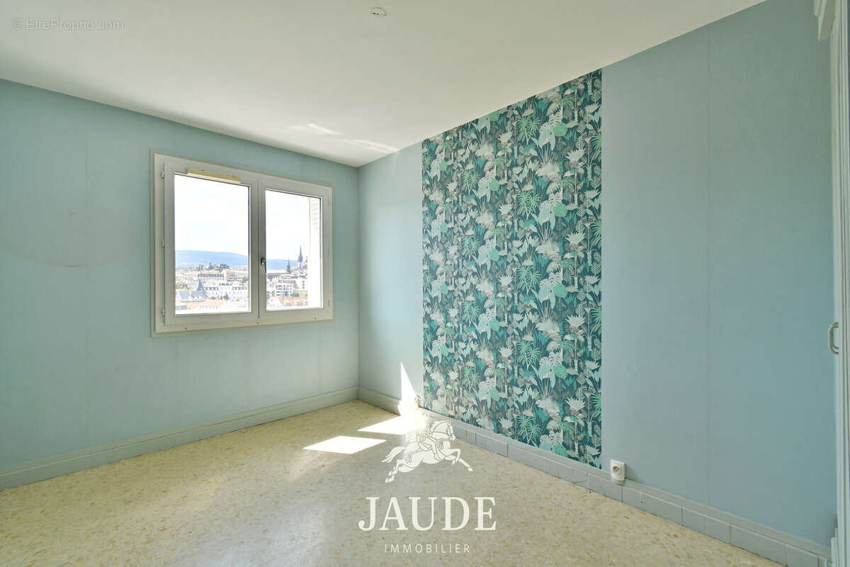 F4 de 86,57 m2 DERNIER ÉTAGE avec balcons cave, parking et vues panoramiques   24 boulevard Fleury, Clermont- - photo 8