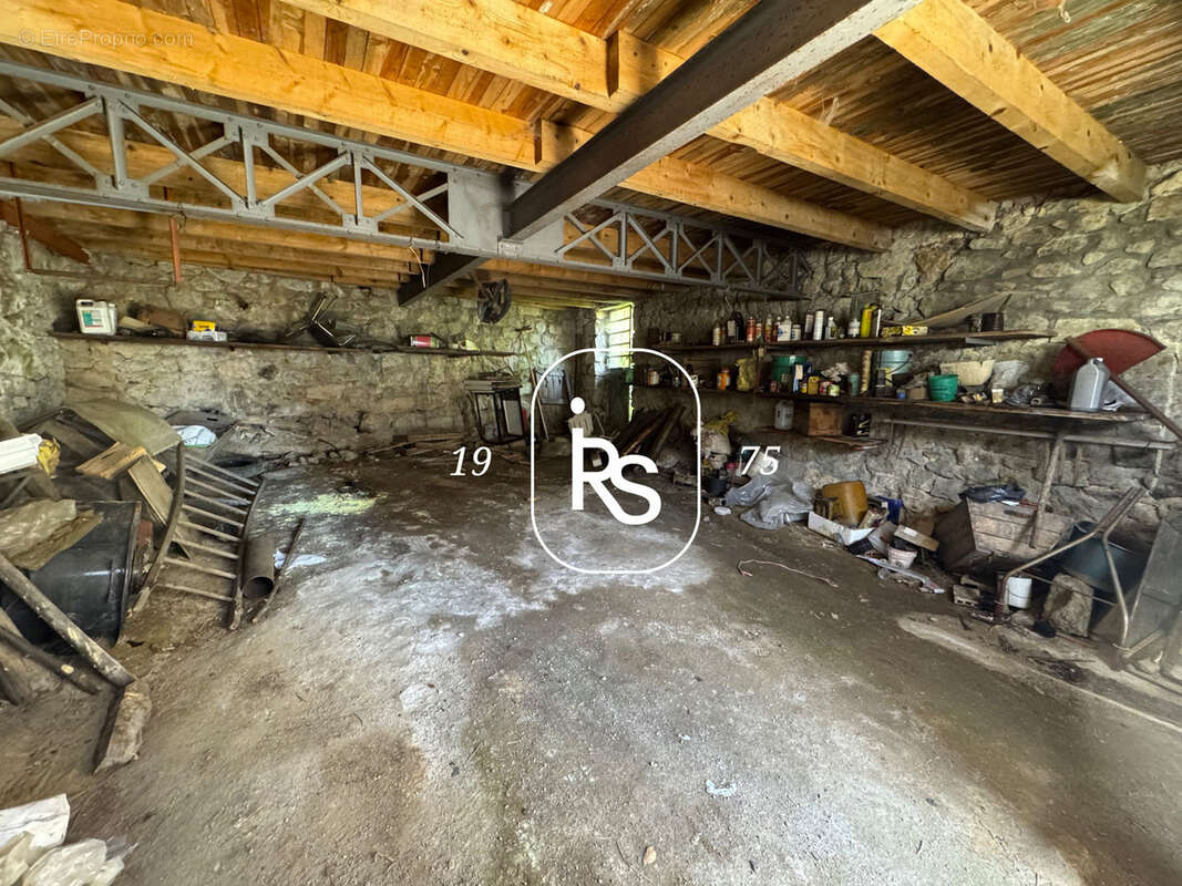 Maison de village à rénover avec terrain, garage et atelier - photo 12