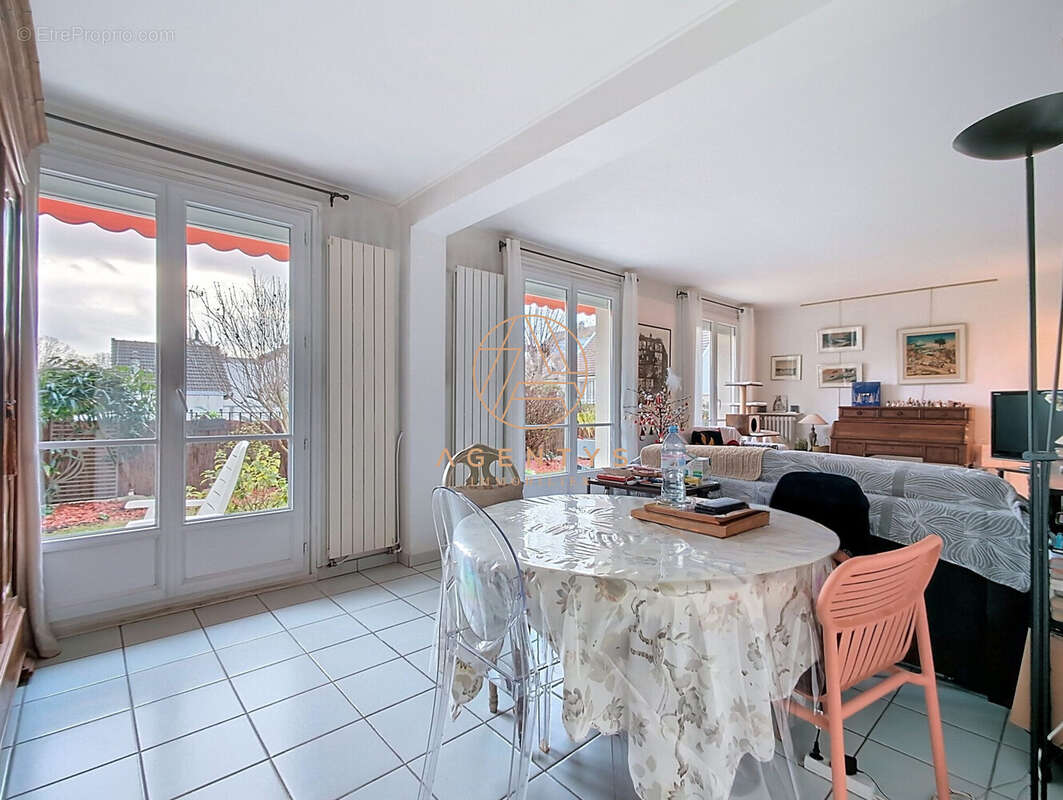 Appartement à SAINT-MAUR-DES-FOSSES