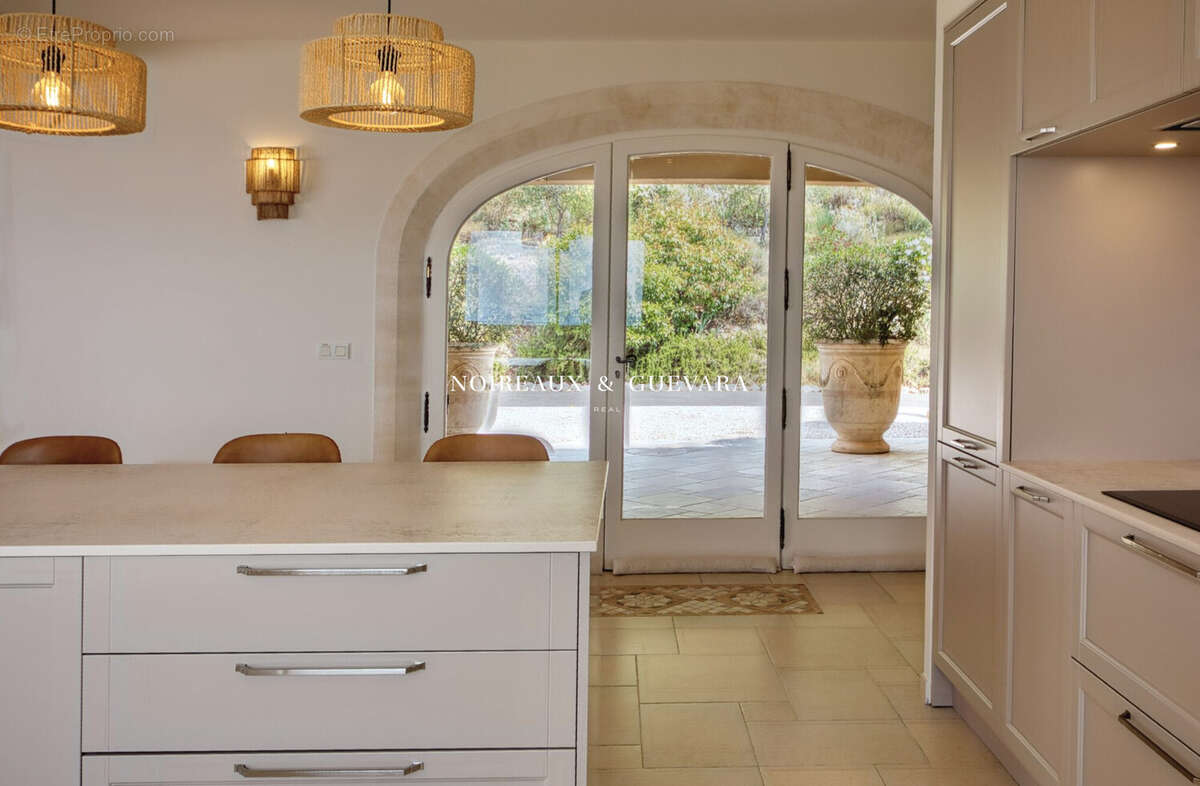 Maison 400 m² à Seillans  - photo 8