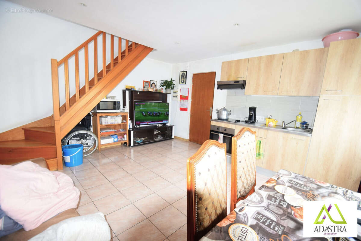 Séjour-cuisine du F1 36m2 - Appartement à MULHOUSE