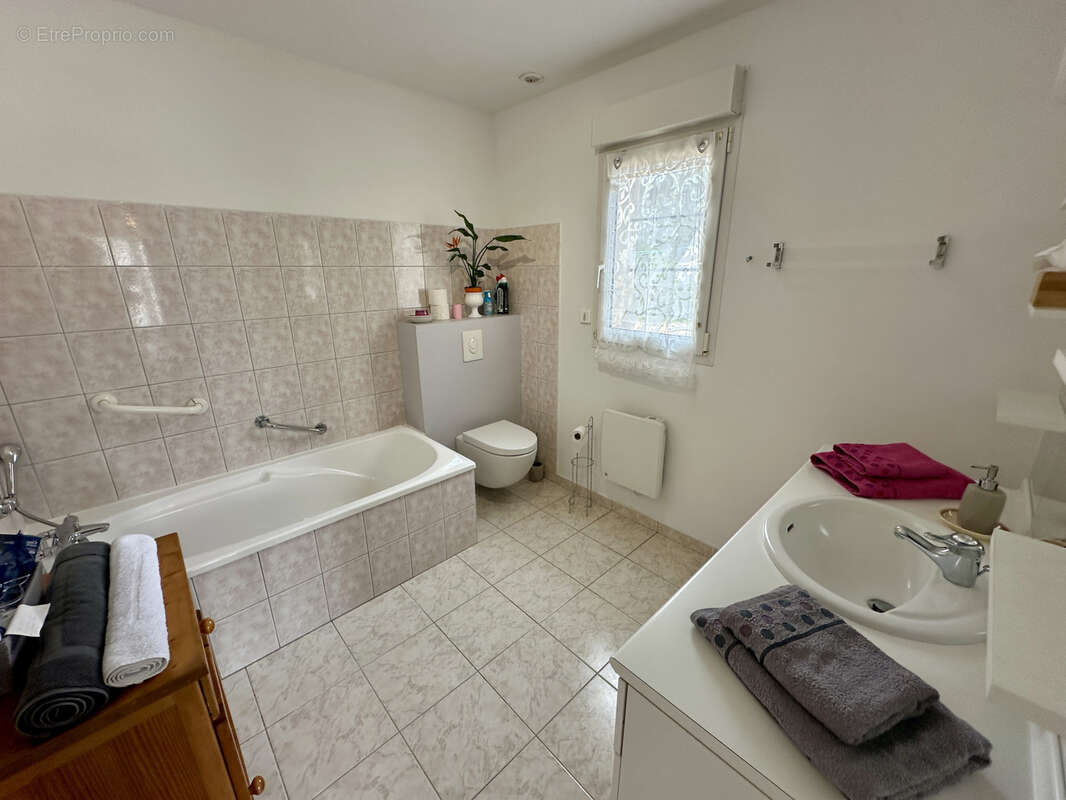 Maison à LA ROCHE-DERRIEN