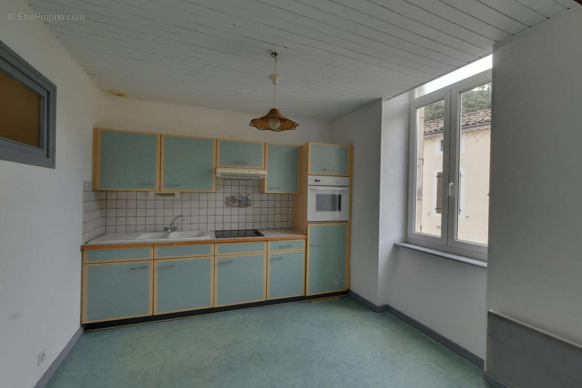 Maison à SAINT-SAUVEUR-DE-MONTAGUT