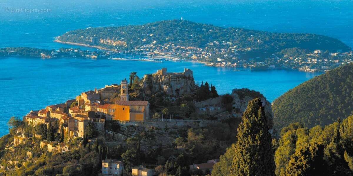 La baie des saphirs à Eze