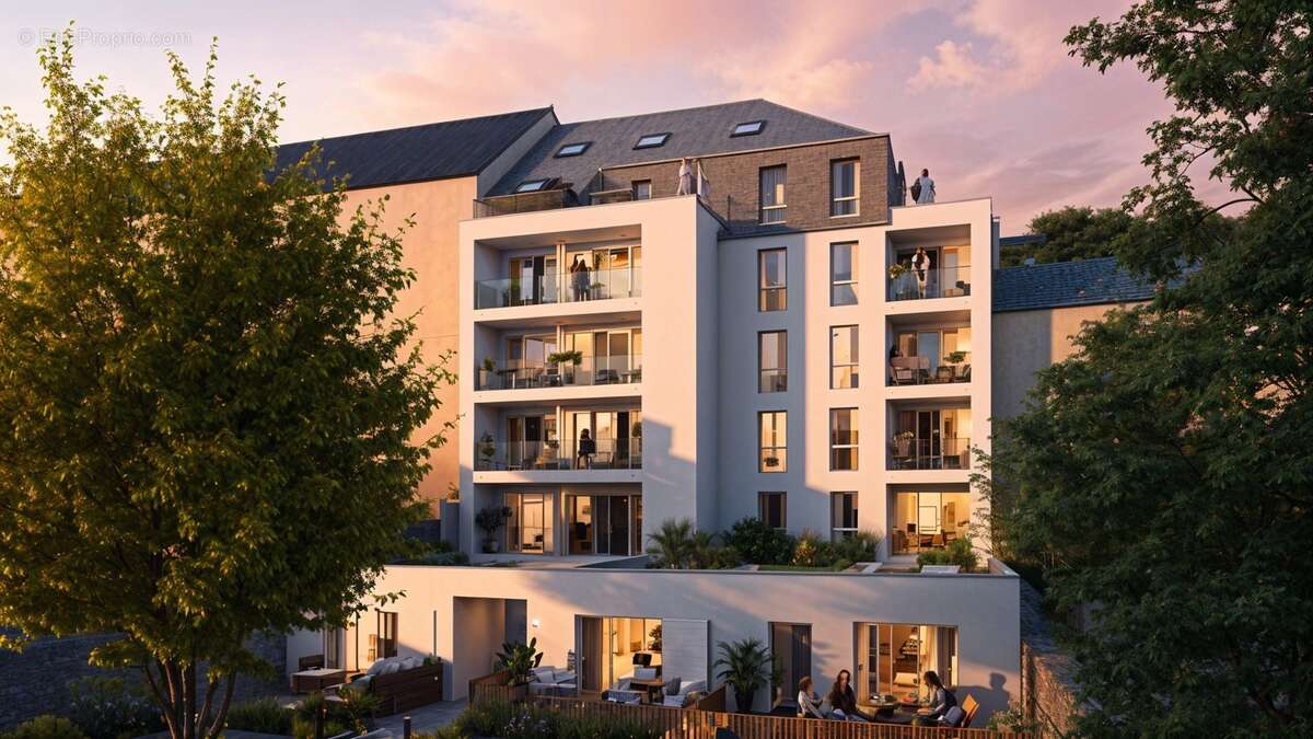 Nantes quartier hauts pavés au pied du tramway à Nantes