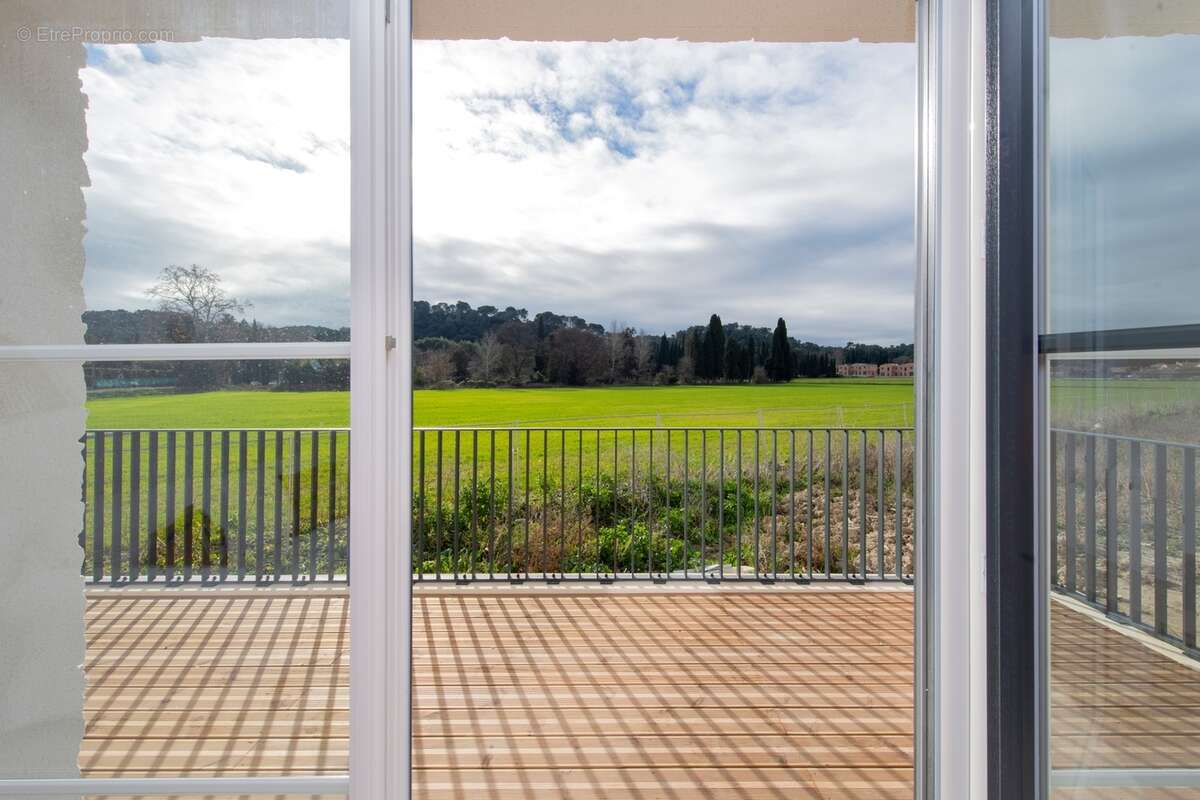 Maisons fenetre sur alpilles à St Etienne Du Gres