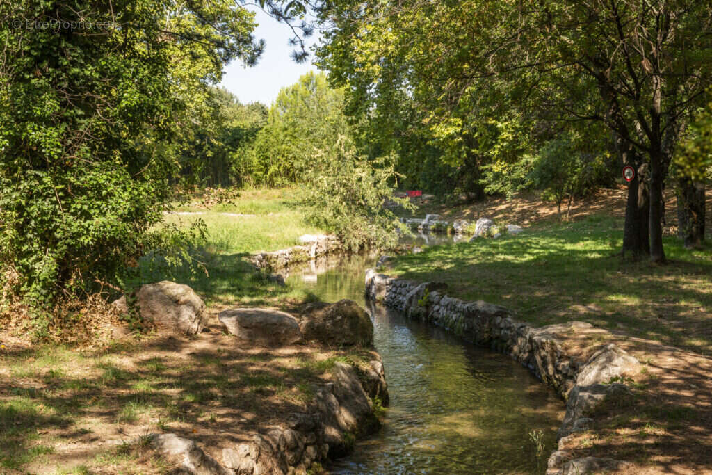 Les boiseries du parc à Vitrolles