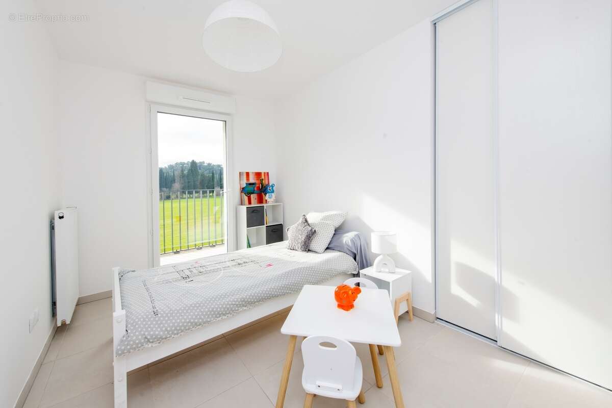 Maisons fenetre sur alpilles à St Etienne Du Gres