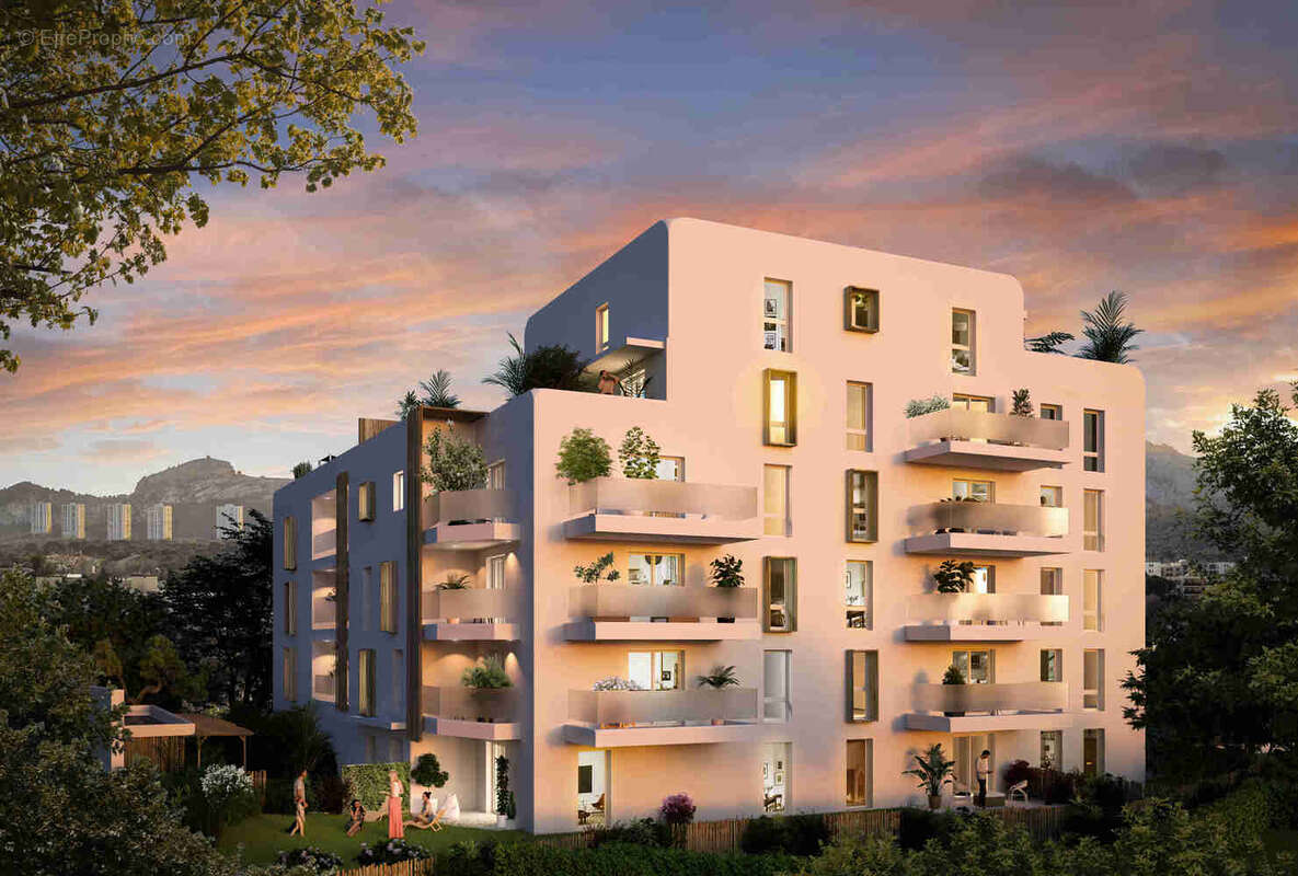 Marseille 8 pointé rouge à proximité immédiate de la mer à Marseille 8e Arrondissement