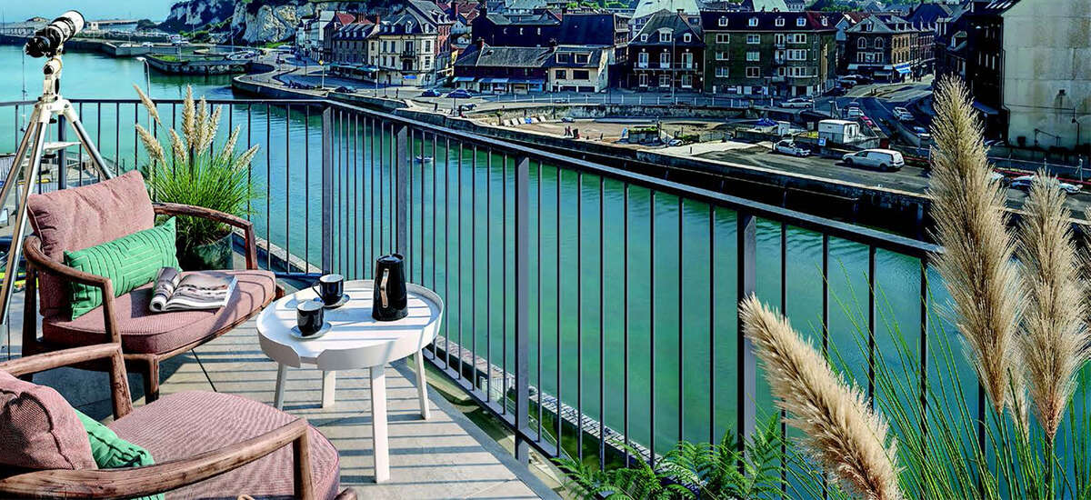 Dieppe vue chenal au pied du port de plaisance à Dieppe